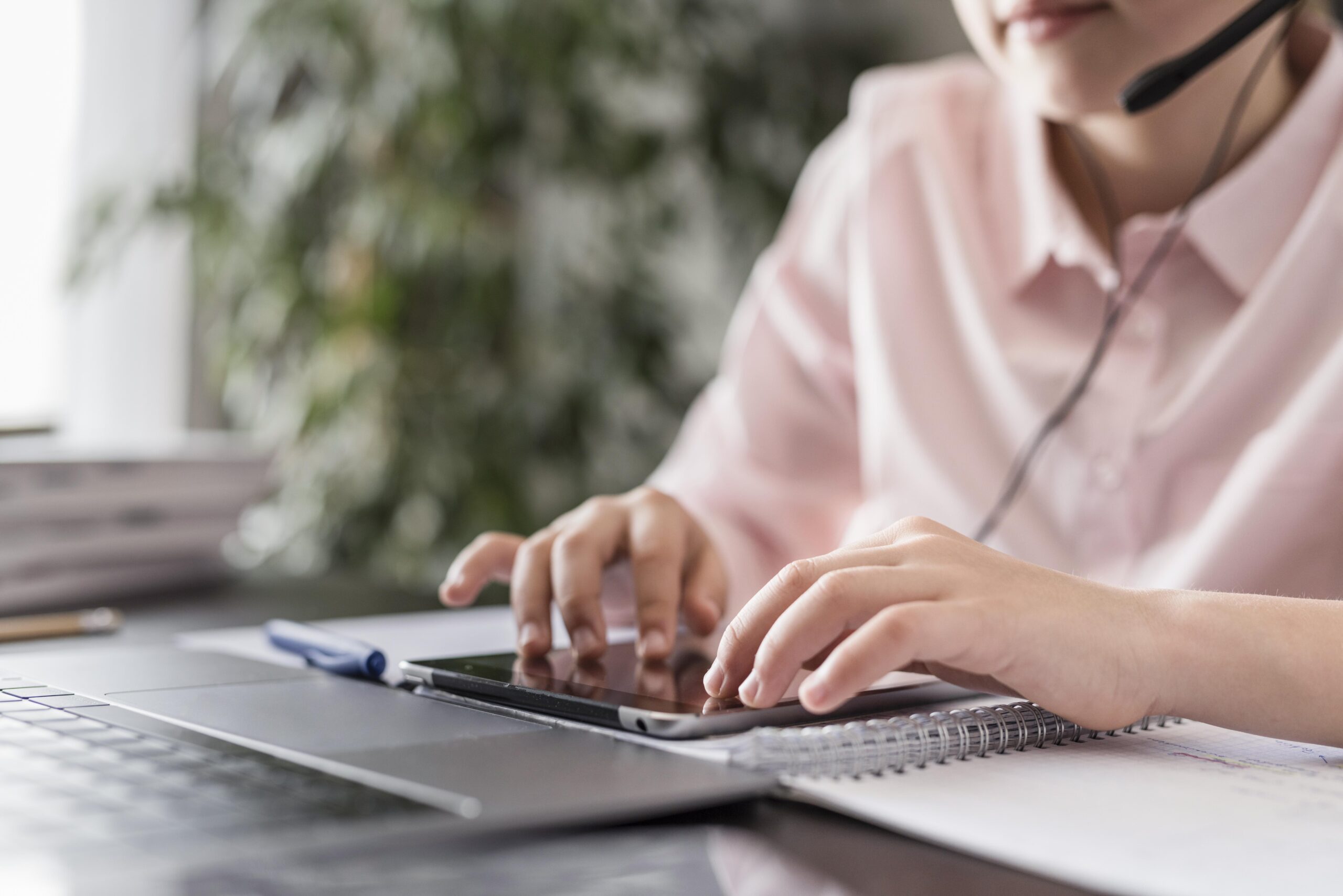 Persona hablando por teléfono, representando atención al cliente y soporte personalizado para resolver consultas.